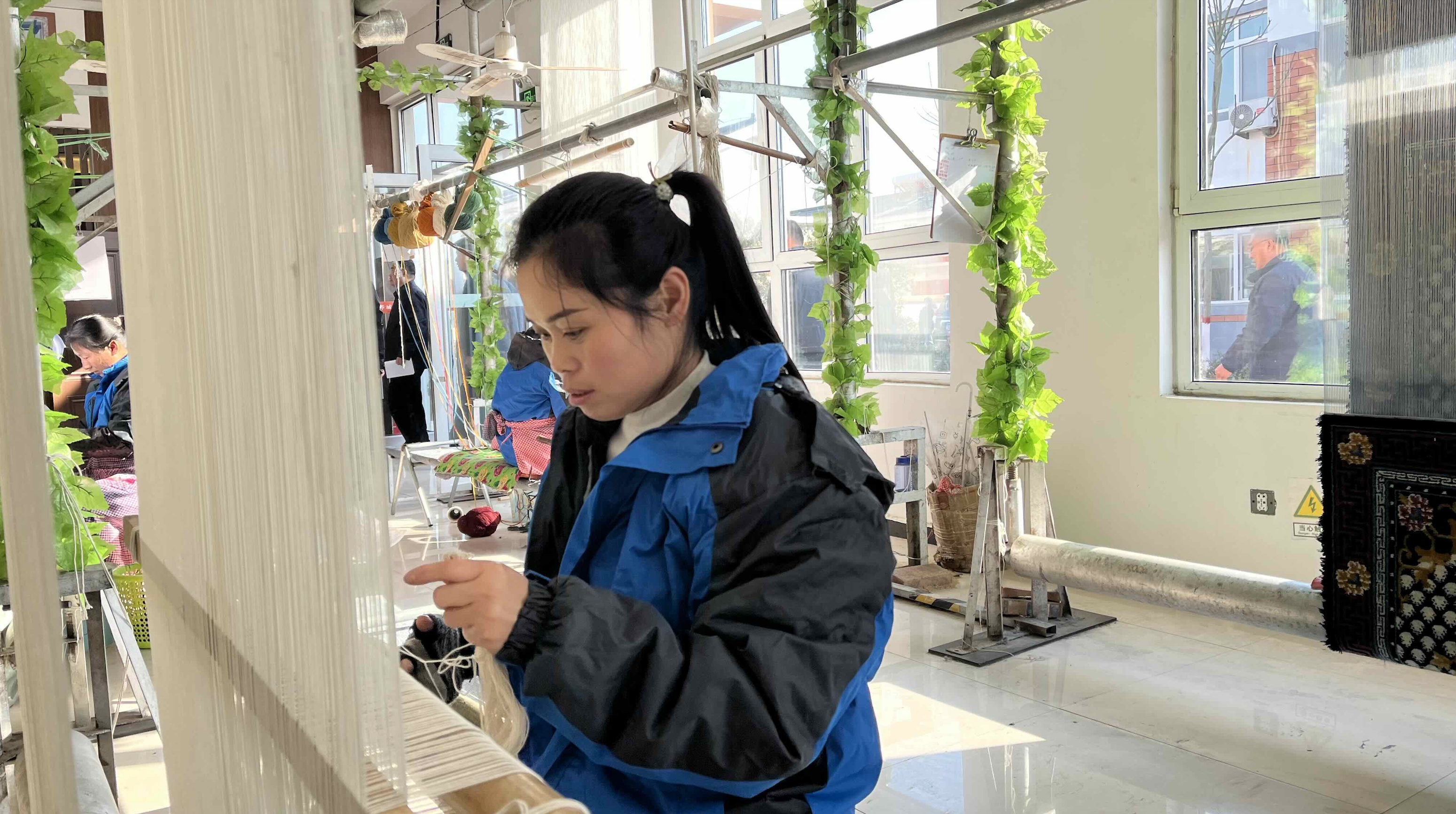 手工地毯織出致富路